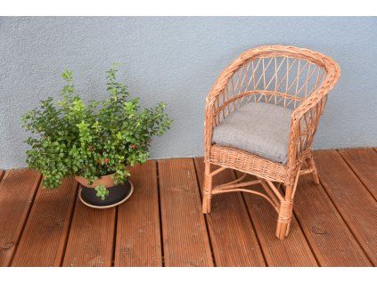 Kinder rattansessel mit grauem Kissen