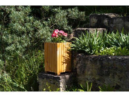 Höherer rechteckiger Holz-Blumenkasten mit Kunststoffeinsatz – hellbraun, 25 x 25 x 40