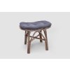 Ovaler Rattanhocker mit grauem Kissen